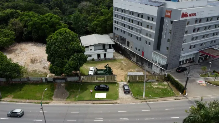 Terreno com uma casa. Com 2 piso. 