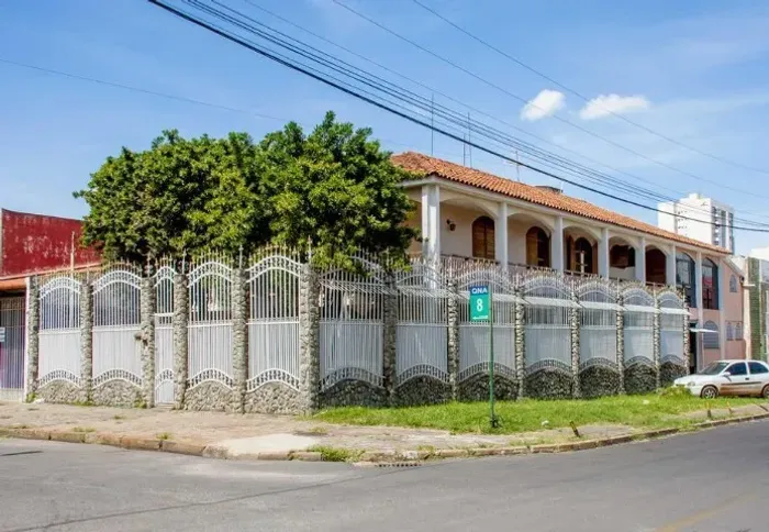 CASA em área COMeRCiAL Grande de Esquina - Whatsapp 61-99422-27.81