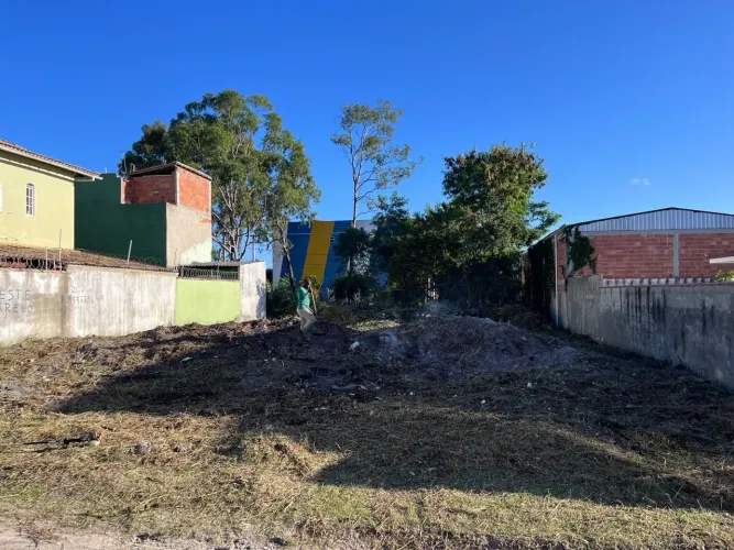 Terreno plano, limpo pronto pra construir na praia da Tartaruga, em Rio das Ostras.