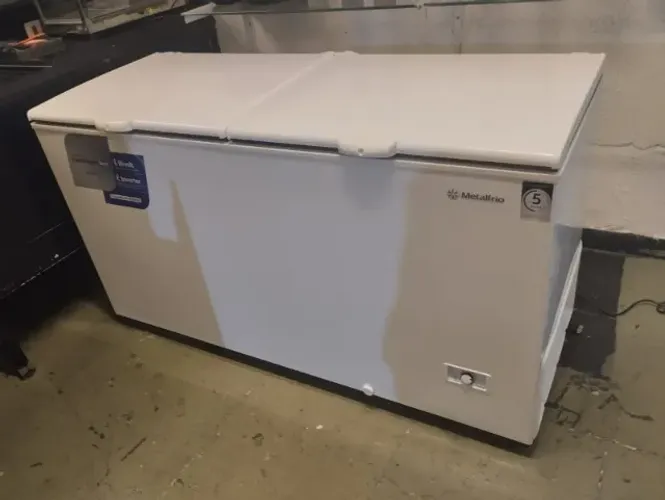 Vende-se freezer horizontal 546L semi-novo, grande capacidade e excelente funcionamento.