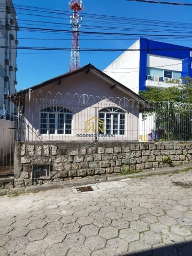 Casa com excelente potencial comercial na Trindade