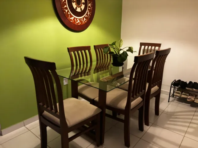 Mesa de 6 Lugares com cadeiras