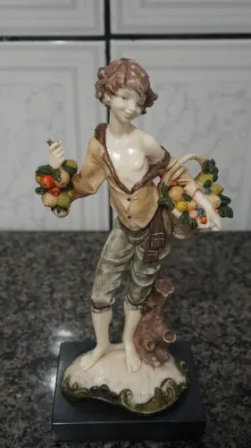 Escultura Decorativa de Jovem com Cesta de Frutas