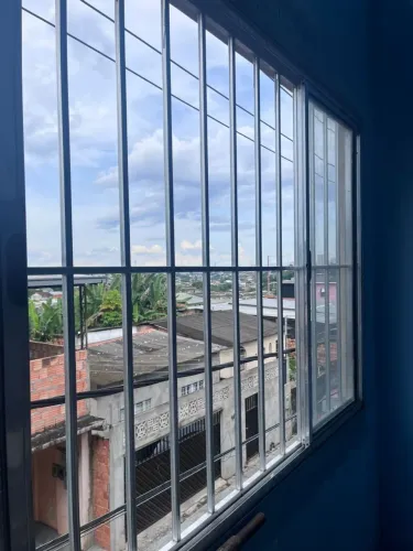 Janela de alumínio com grade