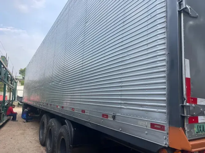 VENDE-SE CARRETA BAÚ