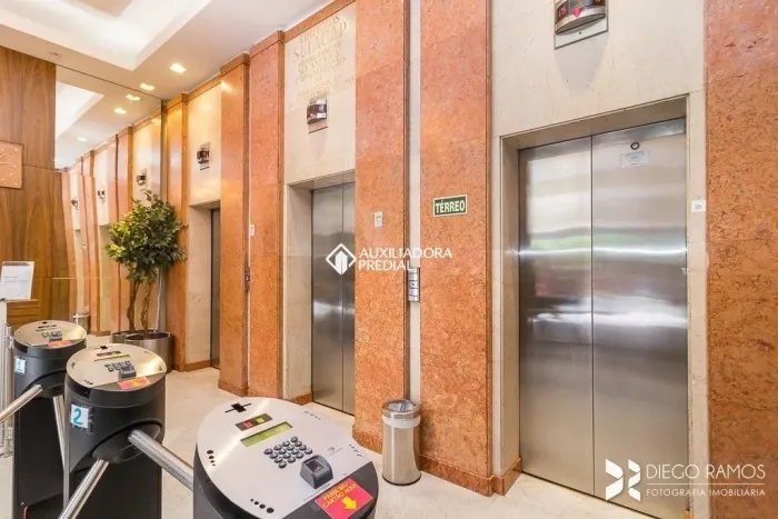 SALA COMERCIAL MOBILIADO COM DIVISÓRIAS NO MELHOR PONTO