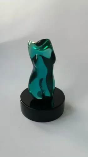 Escultura feminina mulher em acrílico estilizada verde
