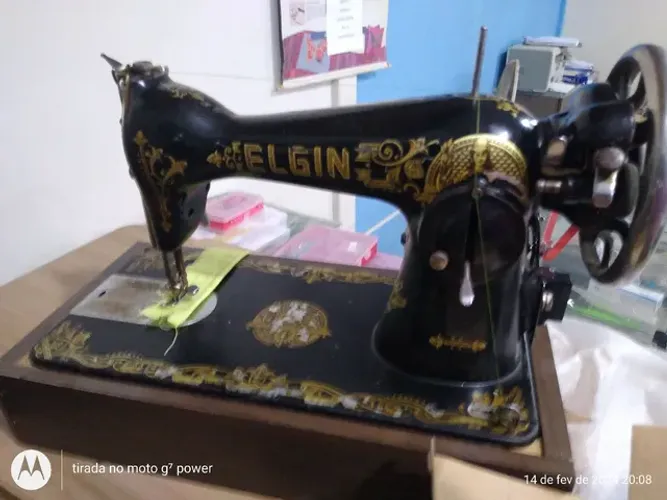máquina de costura reta doméstica Elgin usada 