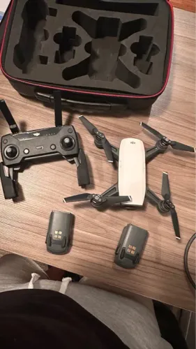 Drone DJI Spark. Pouco uso com 2 baterias case e adesivo para proteção 