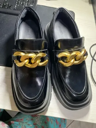SAPATO LOAFER COM DETALHE EM CORRENTE E SOLA TRATORADA