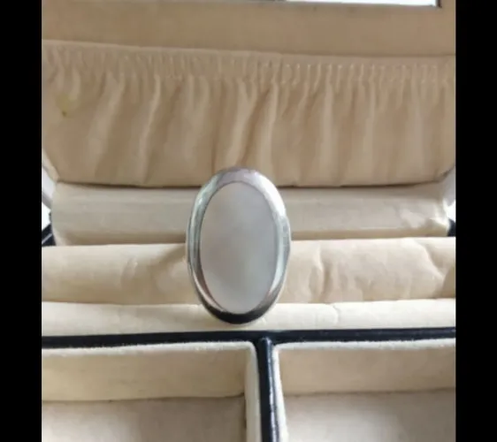 Anel de prata e madrepérola