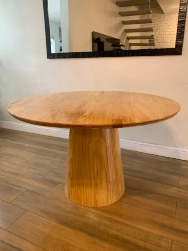 OPORTUNIDADE! Mesa de jantar madeira maciça 1,10m de diâmetro