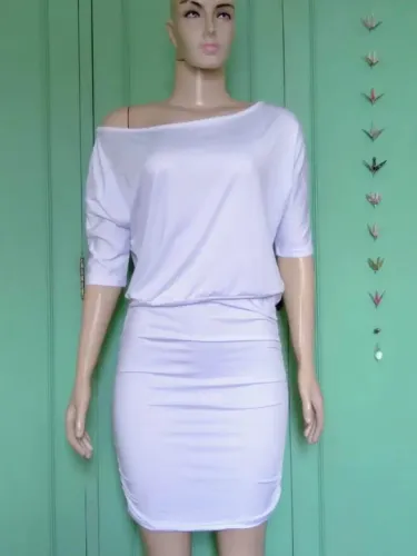 Vestido em malha elástica com mangas e gola caída com franzido nas laterais da saia