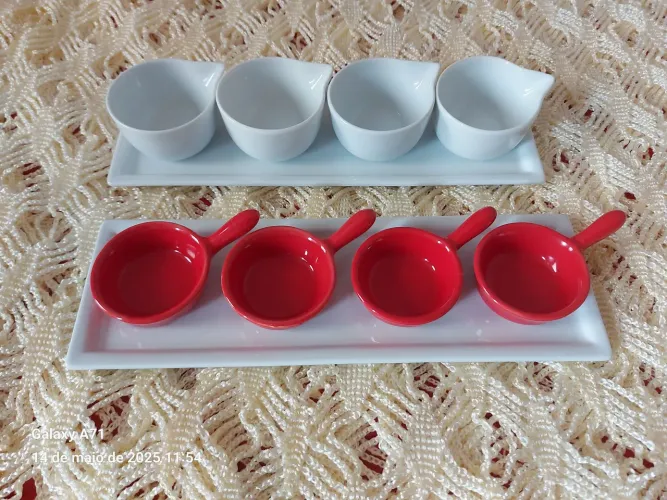 Conjunto de petisqueiras e molheiras de cerâmica