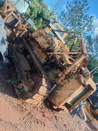 SUCATA PARA RETIRADA DE PEÇAS TRATOR DE ESTEIRAS CATERPILLAR D4 - ANO 1989 