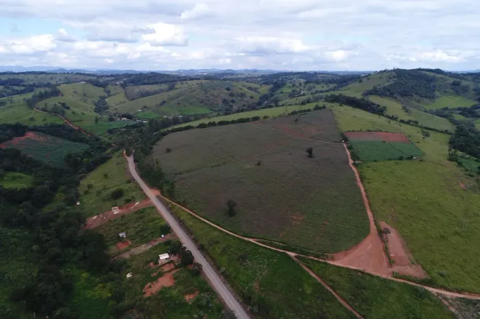 1.000m², calçamento, portão eletrônico e financiamento próprio!