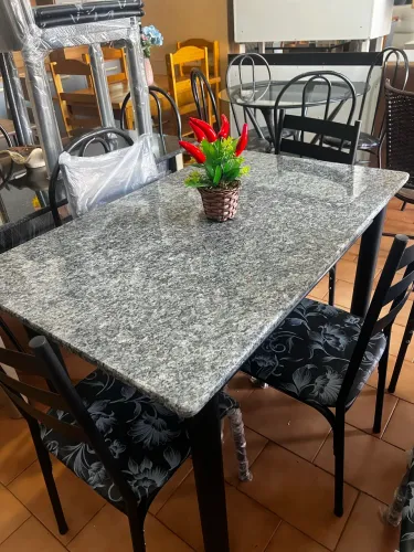 Mesa de Granito Com 04 cadeiras Nova