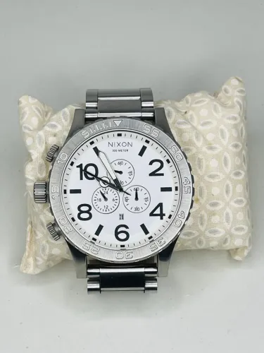 Relógio nixon original aço escovado e fundo branco 