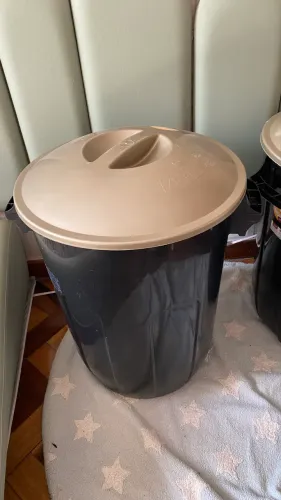 2 Tonéis de Plástico com Tampa - 62L Cada