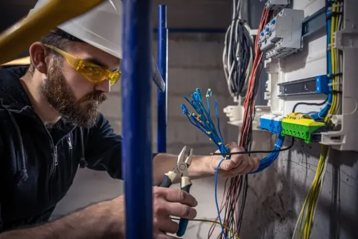 Eletricista atendimento ate as 21 horas Profissional zona leste norte sul