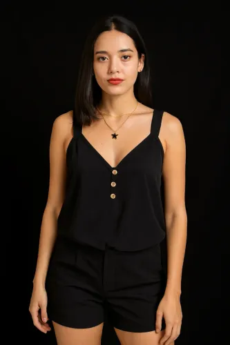 Conjunto de Short de alfaiataria e blusa de tecido leve, ambos pretos. Short com botão e z