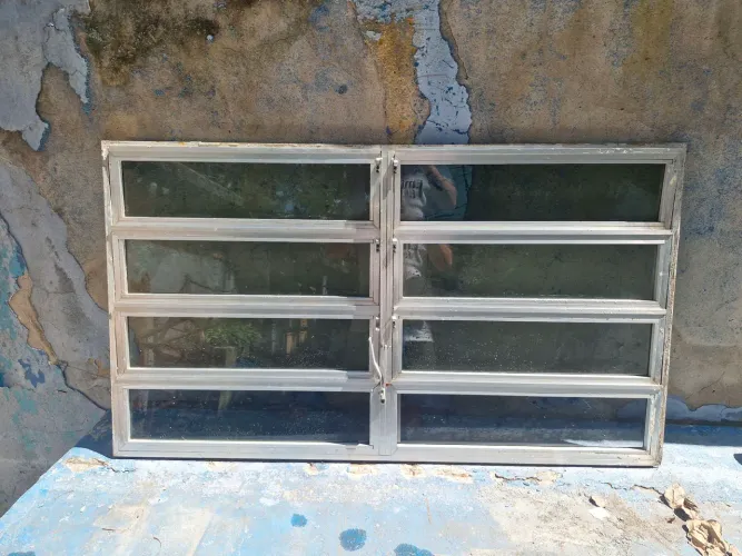 Basculante de alumínio com vidros