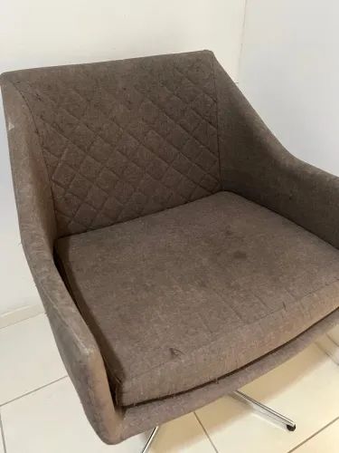 Poltrona Giratória Marrom com base metal