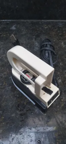 Mini Ferro de Passar Portátil - Ideal para Viagens