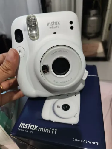 Polaroide instax mini 11 + pilha+ capa protetora+ 100 filme por 650,00 ( SEMINOVA)