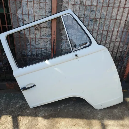 Porta dianteira direita Volkswagen Kombi C/detalhes