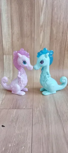 Dois Cavalos Marinhos de Brinquedo Encantadores