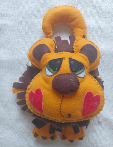 leãozinho de ?pelúcia? leão de feltro. enfeite e brinquedo.