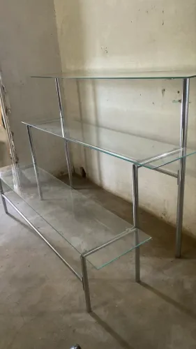 Escadinha expositora com 3 níveis em vidro temperado e alumínio ? Transforme sua vitrine!