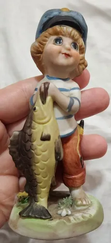Estatueta de menino vintage