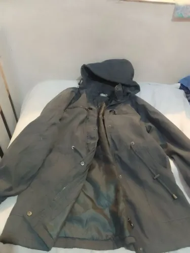 Jaqueta marca Imo com capuz,zipper+botão pressão ($150,00)