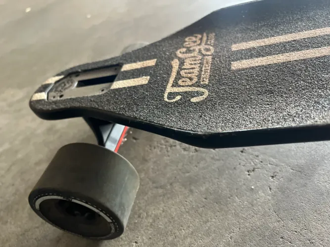 Longboard elétrico Tesla 