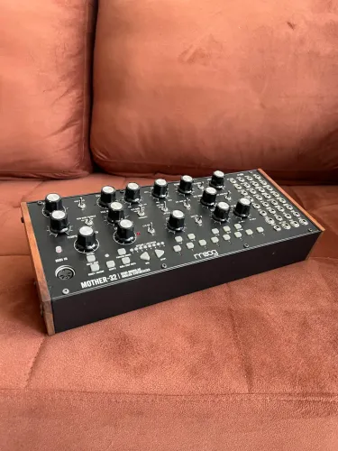 Sintetizador Moog Mother 32