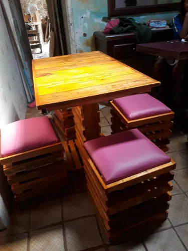 Conjunto de mesa com 3 cadeiras rústicas