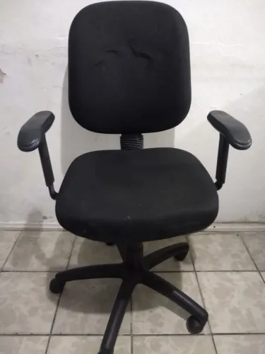 Vendo cadeira secretária com rodinhas em ótimo estado 