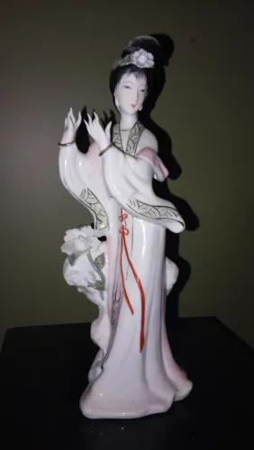 Linda escultura de porcelana de uma gueixa japonesa