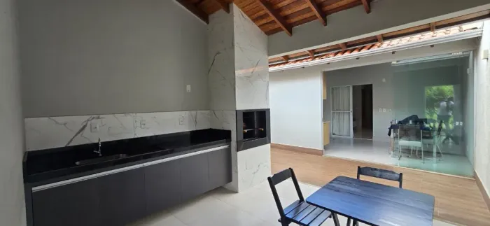 Casa de 2 quartos 2 banheiros  com edícula nos fundos placa 1000kwh Condomínio Terra Nova 