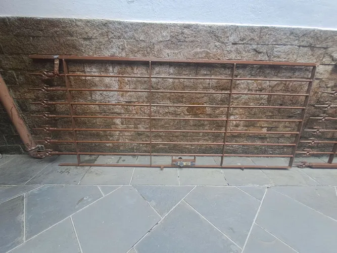 Portão de grade de ferro