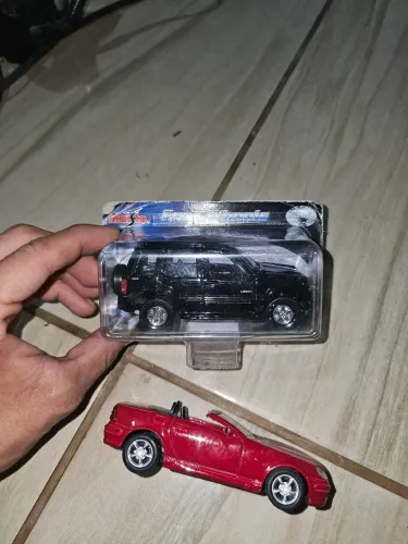 Carrinhos de Brinquedo - Jeep Liberty e Mercedes Benz