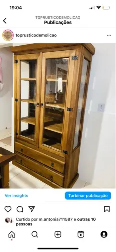 Cristaleira em madeira