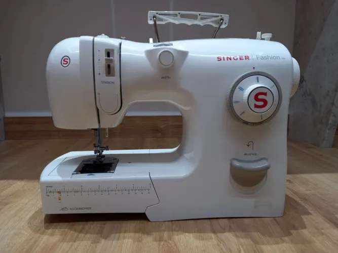 Máquina de Costura Singer Fashion, 4205, inclui pedal e peças originais.