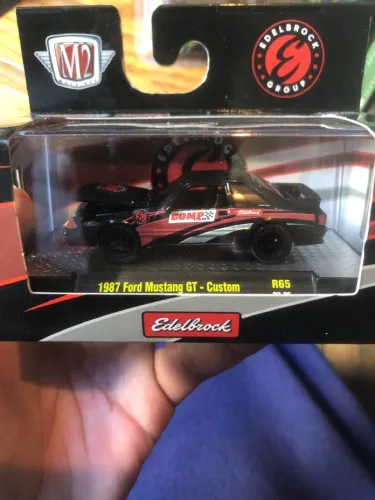 Miniatura Ford Mustang GT 1987 Edelbrock