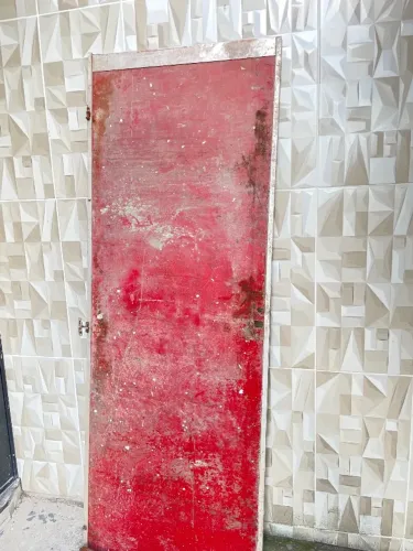 Portao de madeira e acabamento em aluminio