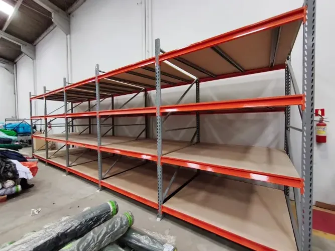 Prateleira para armazenar tecidos