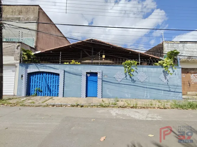 Casa Nascente com Terraço Arborizado e Garagem para 3 Carros no Parque Atenas
