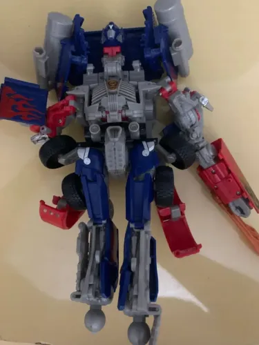 Boneco Optimus Prime no estado.